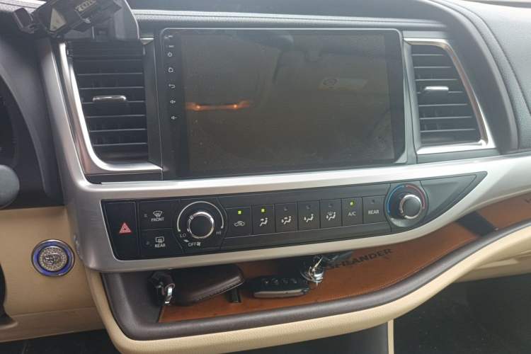 Used Toyota Highlander 2018 2.0T Two-Wheel Drive Elite Edition 7 Seats Emission Standard China V Audio And AC Panel