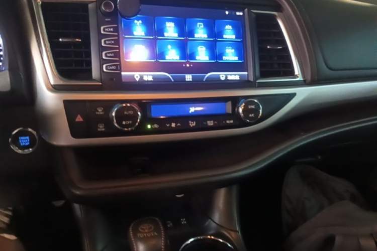 Used Toyota Highlander 2018 2.0T Four-Wheel Drive Luxury Version 7 Seats China VI Standard Audio And AC Panel