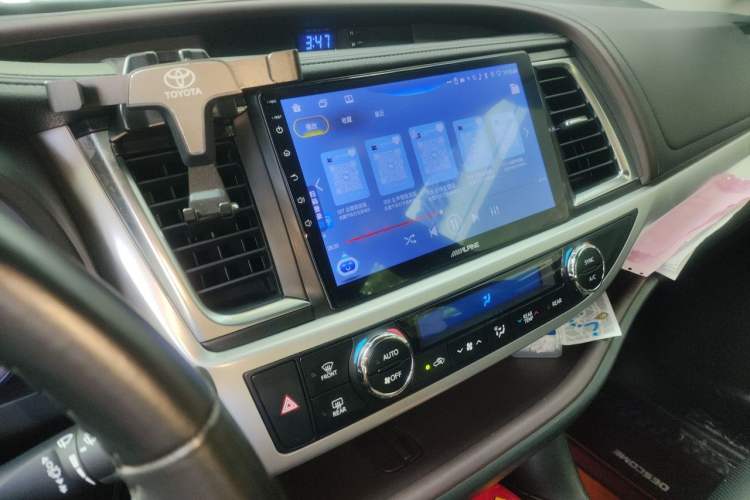 Used Toyota Highlander 2018 2.0T Four-Wheel Drive Luxury Version 7 Seats China VI Standard Audio And AC Panel