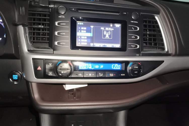 Used Toyota Highlander 2018 2.0T Two-Wheel Drive Luxury Edition 7 Seats China VI Standard Audio And AC Panel