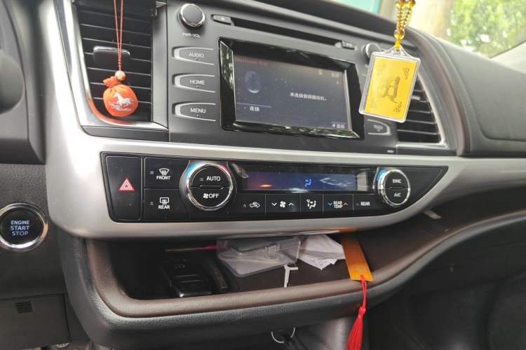 Used Toyota Highlander 2018 2.0T Four-Wheel Drive Luxury Edition 7 Seats China V Emission Standard Audio And AC Panel