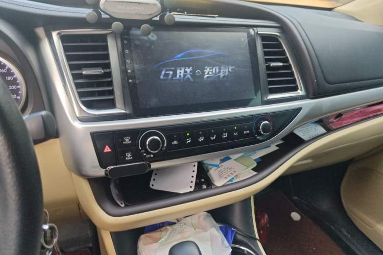 Used Toyota Highlander 2018 2.0T Four-Wheel Drive Elite Edition 7 Seats China V Standard Audio And AC Panel