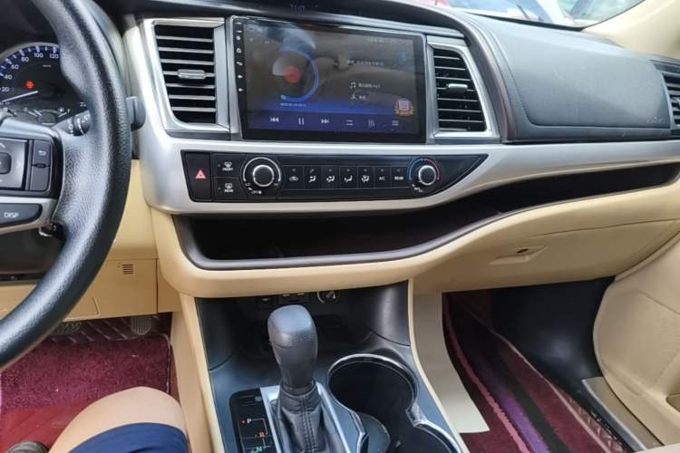 Used Toyota Highlander 2018 2.0T Two-Wheel Drive Elite Version 5 Seats China VI Standard Audio And AC Panel