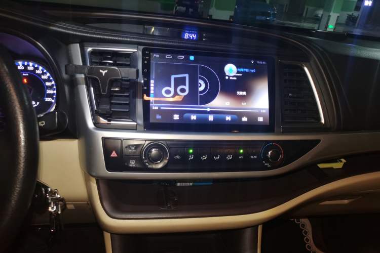 Used Toyota Highlander 2018 2.0T Four-Wheel Drive Elite Edition 7 Seats China V Standard Audio And AC Panel