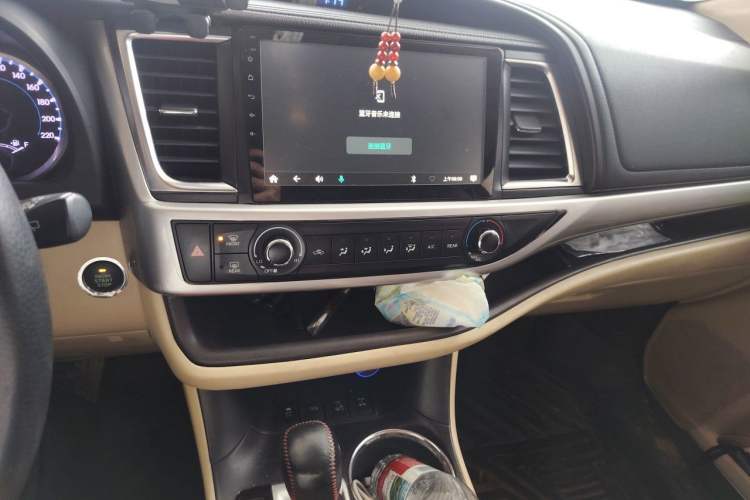 Used Toyota Highlander 2018 2.0T Four-Wheel Drive Elite Edition 7 Seats China V Standard Audio And AC Panel