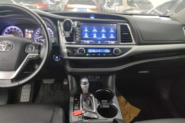 Used Toyota Highlander 2018 2.0T Four-Wheel Drive Luxury Version 7 Seats China VI Standard Audio And AC Panel
