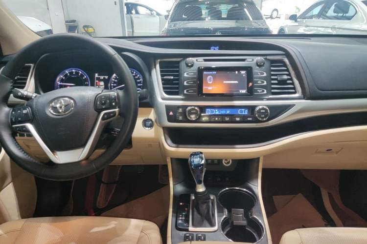 Used Toyota Highlander 2018 2.0T Four-Wheel Drive Luxury Edition 7 Seats China V Emission Standard Audio And AC Panel