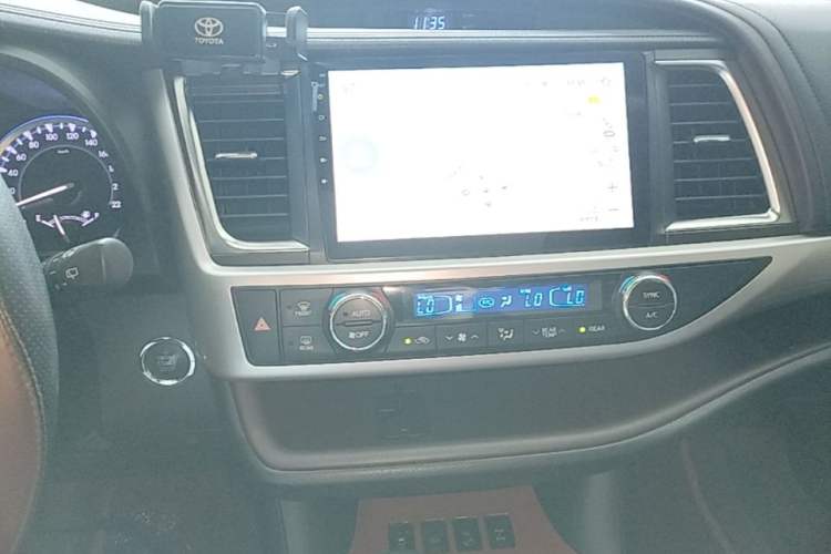 Used Toyota Highlander 2018 2.0T Four-Wheel Drive Luxury Edition 7 Seats China V Emission Standard Audio And AC Panel