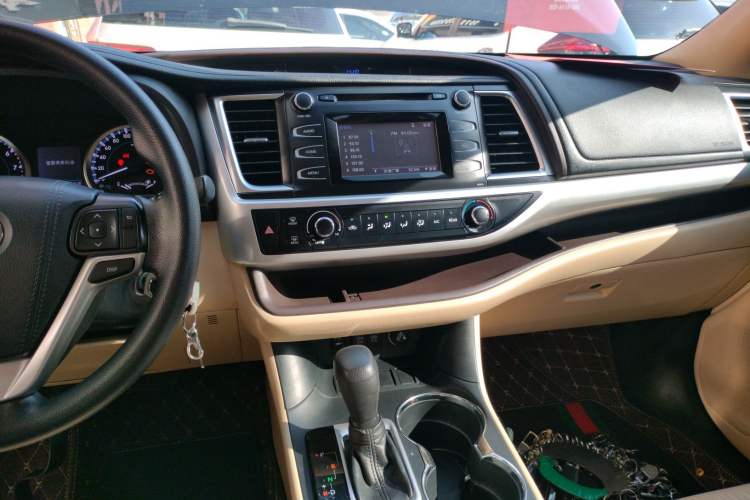 Used Toyota Highlander 2018 2.0T Two-Wheel Drive Elite Version 5 Seats China VI Standard Audio And AC Panel