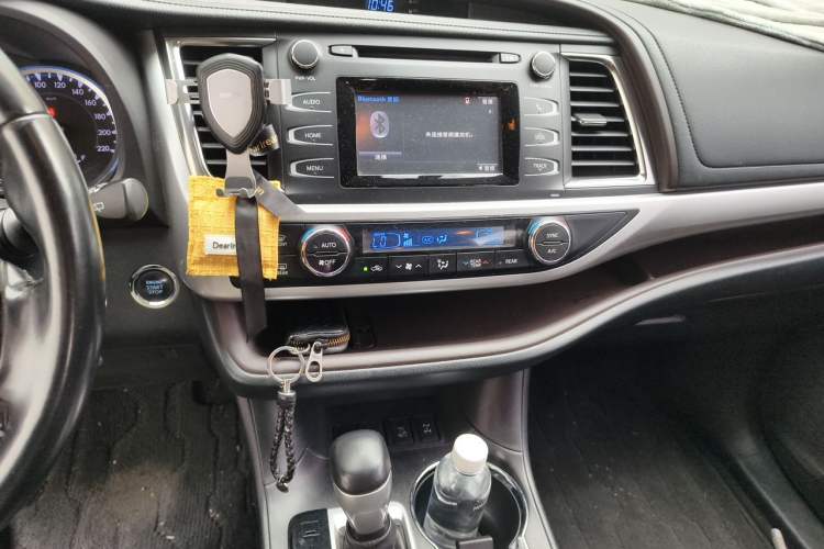 Used Toyota Highlander 2018 2.0T Four-Wheel Drive Luxury Edition 7 Seats China V Emission Standard Audio And AC Panel