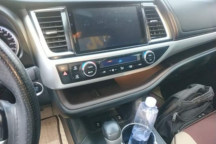 Used Toyota Highlander 2018 2.0T Four-Wheel Drive Prestige Version 7 Seats China VI Standard Audio And AC Panel