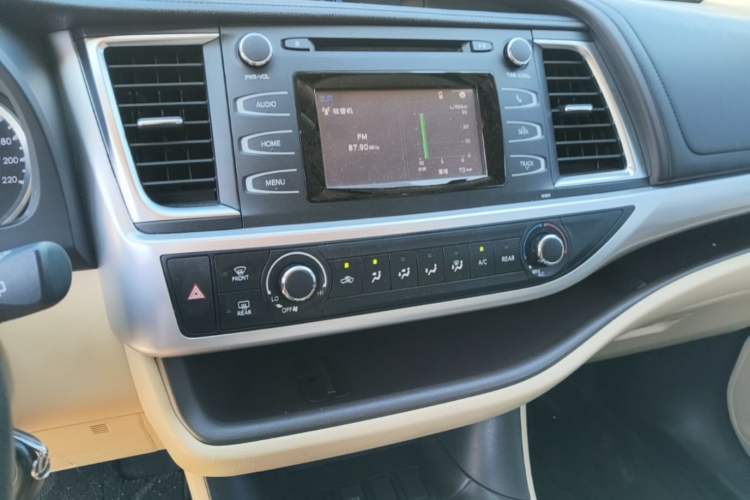 Used Toyota Highlander 2018 2.0T Two-Wheel Drive Elite Version 5 Seats China VI Standard Audio And AC Panel