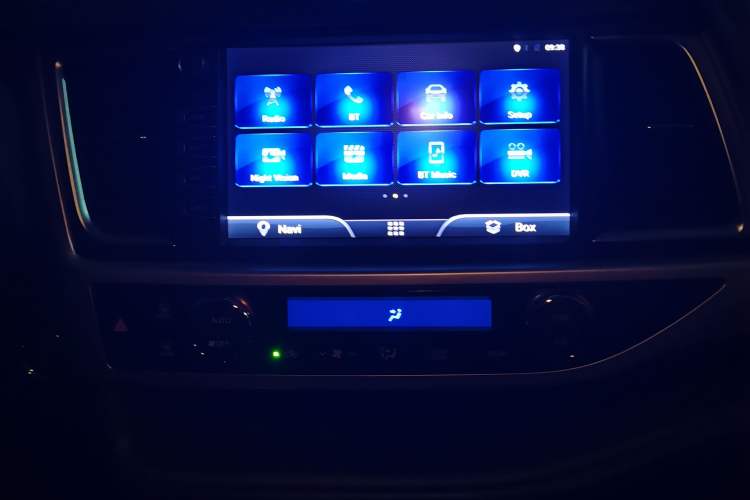 Used Toyota Highlander 2018 2.0T Four-Wheel Drive Luxury Version 7 Seats China VI Standard Audio And AC Panel