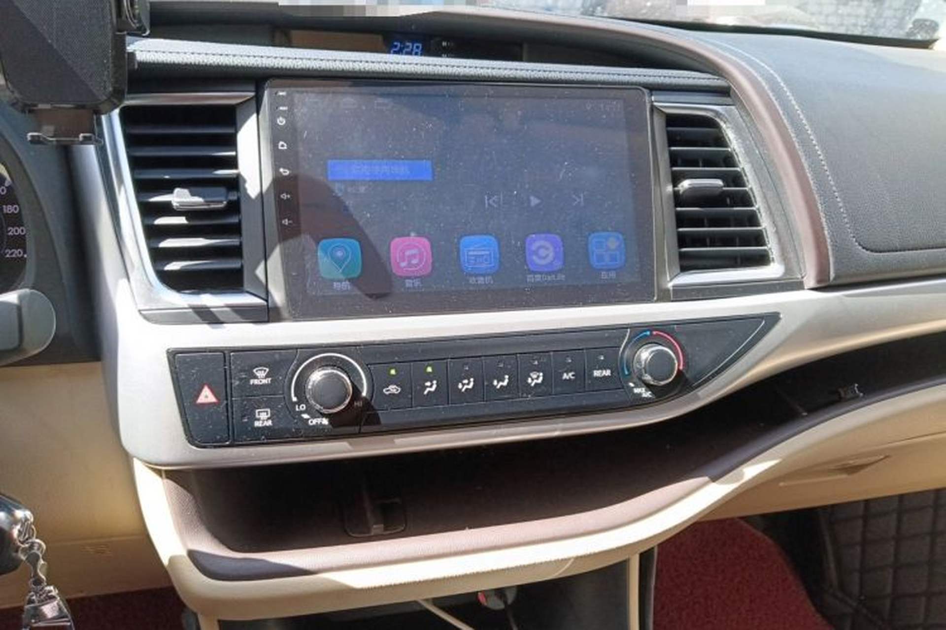 Used Toyota Highlander 2018 2.0T Two-Wheel Drive Elite Version 5 Seats China VI Standard Audio And AC Panel