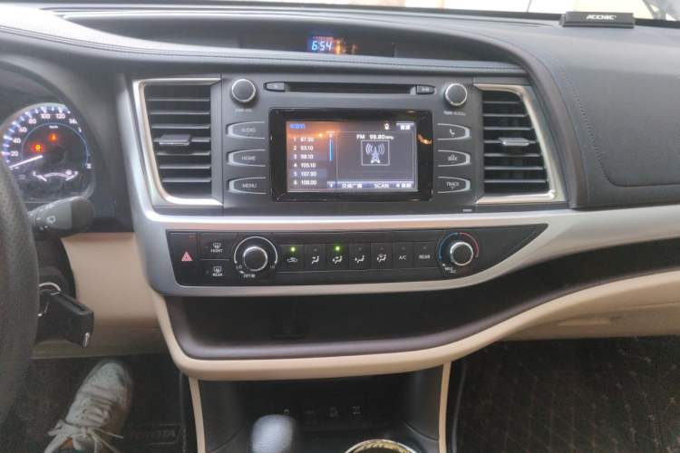 Used Toyota Highlander 2018 2.0T Four-Wheel Drive Elite Edition 7 Seats China V Standard Audio And AC Panel