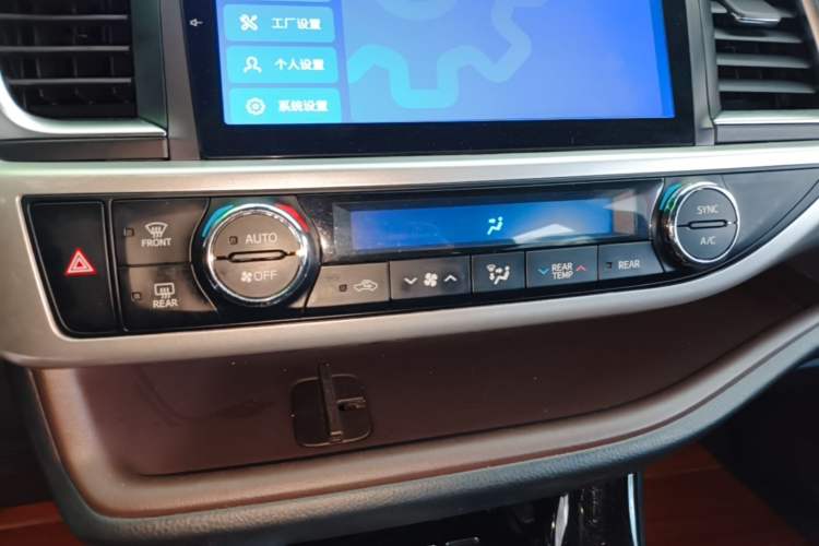 Used Toyota Highlander 2018 2.0T Four-Wheel Drive Luxury Version 7 Seats China VI Standard Audio And AC Panel