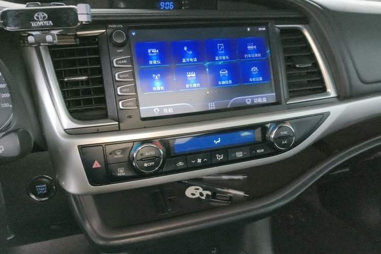 Used Toyota Highlander 2018 2.0T Four-Wheel Drive Luxury Version 7 Seats China VI Standard Audio And AC Panel