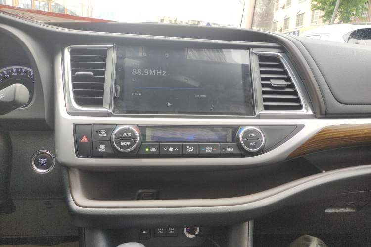 Used Toyota Highlander 2018 2.0T Four-Wheel Drive Prestige Version 7 Seats China V Emission Standard Audio And AC Panel
