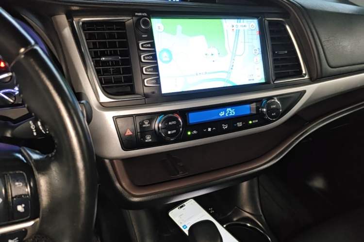 Used Toyota Highlander 2018 2.0T Four-Wheel Drive Luxury Version 7 Seats China VI Standard Audio And AC Panel