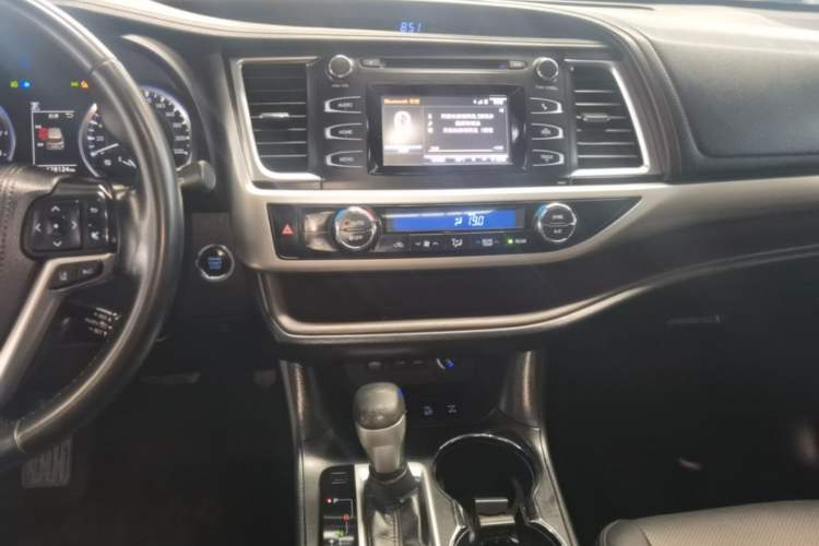 Used Toyota Highlander 2018 2.0T Four-Wheel Drive Luxury Version 7 Seats China VI Standard Audio And AC Panel
