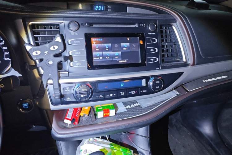 Used Toyota Highlander 2018 2.0T Four-Wheel Drive Luxury Version 7 Seats China VI Standard Audio And AC Panel