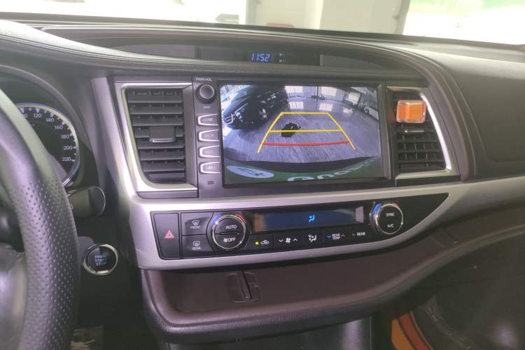 Used Toyota Highlander 2018 2.0T Four-Wheel Drive Luxury Version 7 Seats China VI Standard Audio And AC Panel