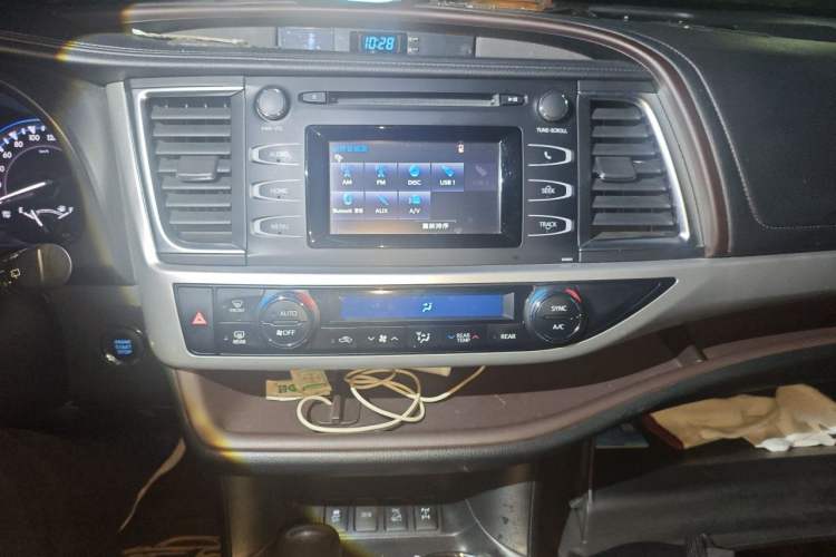 Used Toyota Highlander 2018 2.0T Four-Wheel Drive Luxury Edition 7 Seats China V Emission Standard Audio And AC Panel