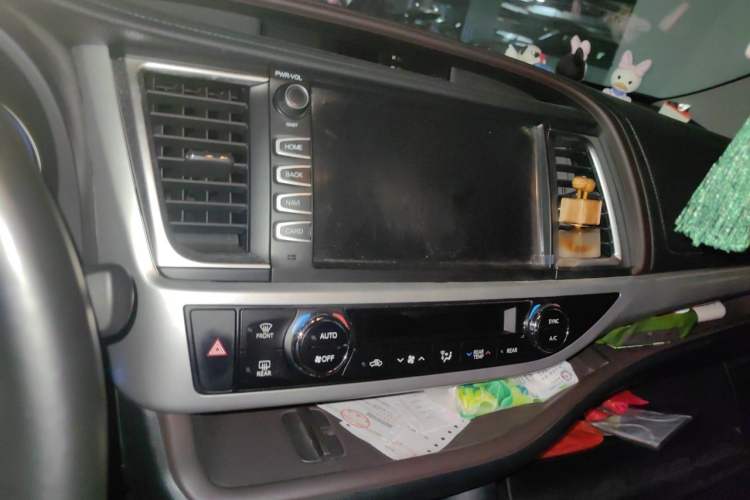 Used Toyota Highlander 2018 2.0T Four-Wheel Drive Luxury Version 7 Seats China VI Standard Audio And AC Panel