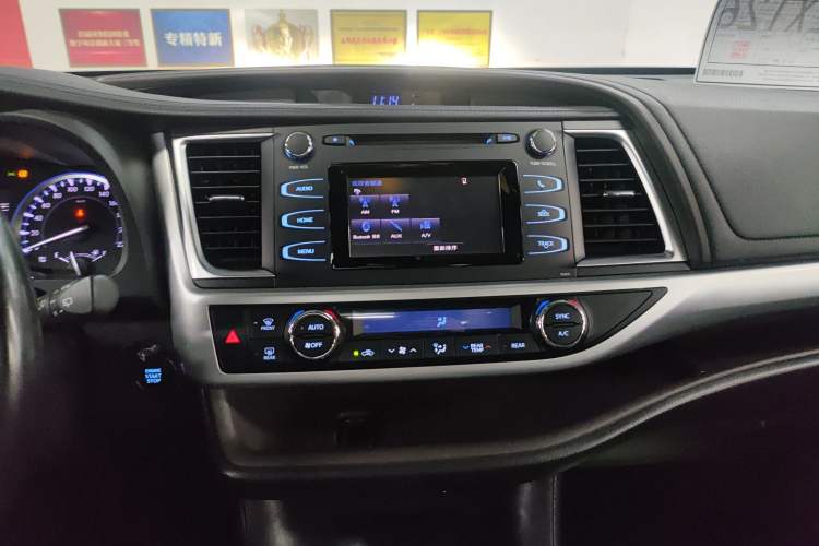 Used Toyota Highlander 2018 2.0T Two-Wheel Drive Luxury Edition 7 Seats China VI Standard Audio And AC Panel