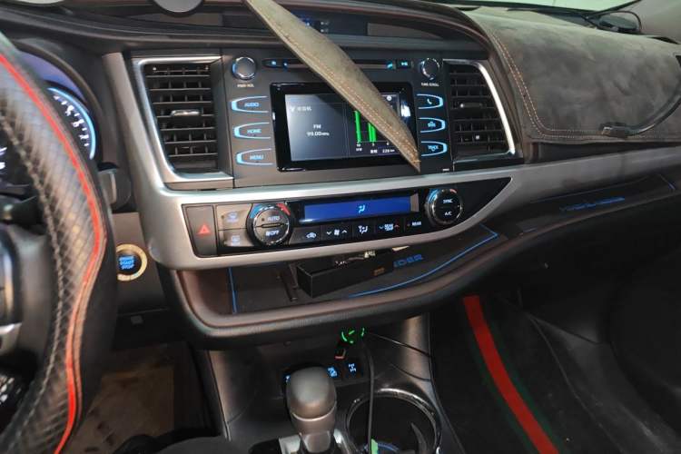 Used Toyota Highlander 2018 2.0T Four-Wheel Drive Luxury Edition 7 Seats China V Emission Standard Audio And AC Panel