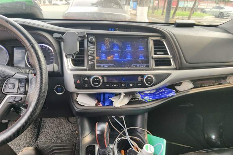 Used Toyota Highlander 2018 2.0T Four-Wheel Drive Luxury Version 7 Seats China VI Standard Audio And AC Panel