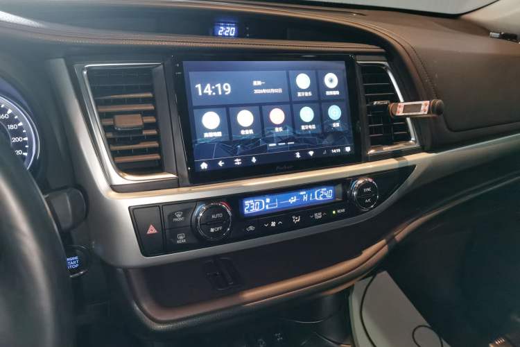 Used Toyota Highlander 2018 2.0T Four-Wheel Drive Luxury Edition 7 Seats China V Emission Standard Audio And AC Panel