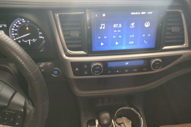 Used Toyota Highlander 2018 2.0T Two-Wheel Drive Prestige Version 7 Seats China V Emission Standard Audio And AC Panel