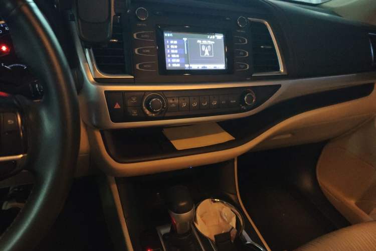 Used Toyota Highlander 2018 2.0T Two-Wheel Drive Elite Version 5 Seats China VI Standard Audio And AC Panel