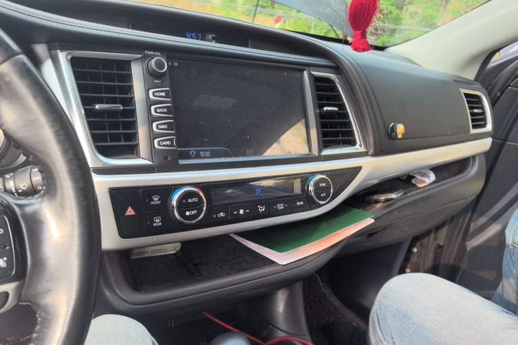 Used Toyota Highlander 2018 2.0T Four-Wheel Drive Luxury Version 7 Seats China VI Standard Audio And AC Panel