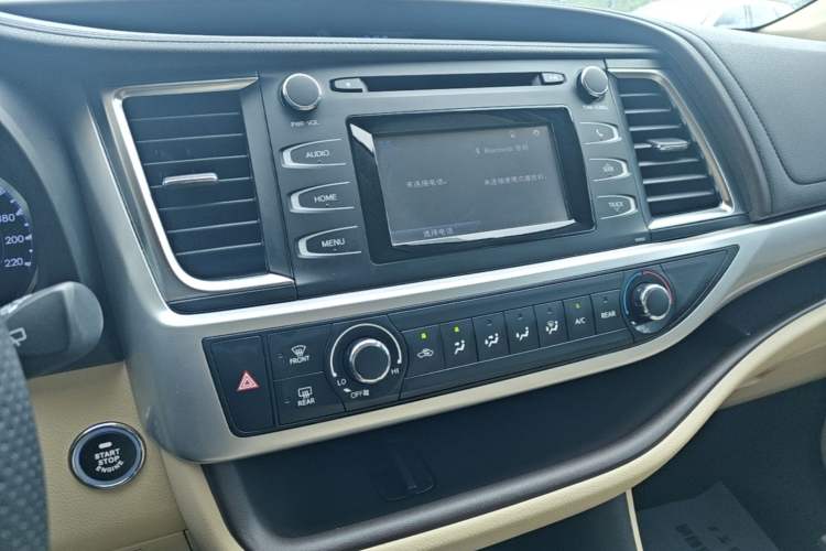 Used Toyota Highlander 2018 2.0T Two-Wheel Drive Elite Version 5 Seats China VI Standard Audio And AC Panel
