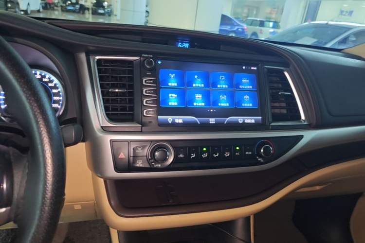Used Toyota Highlander 2018 2.0T Four-Wheel Drive Elite Edition 7 Seats China VI Standard Audio And AC Panel