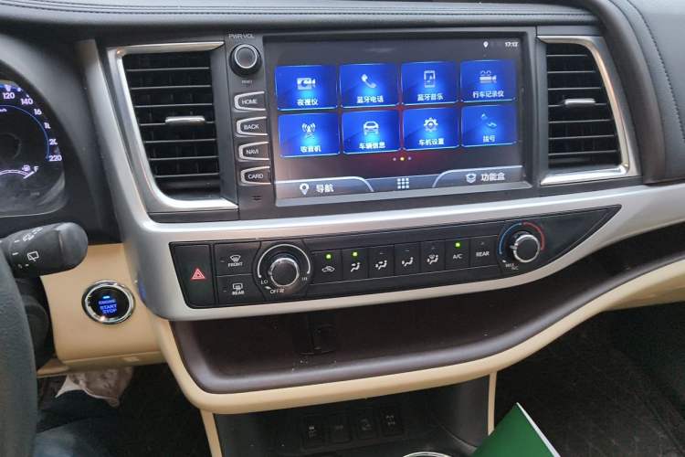 Used Toyota Highlander 2018 2.0T Four-Wheel Drive Elite Edition 7 Seats China V Standard Audio And AC Panel