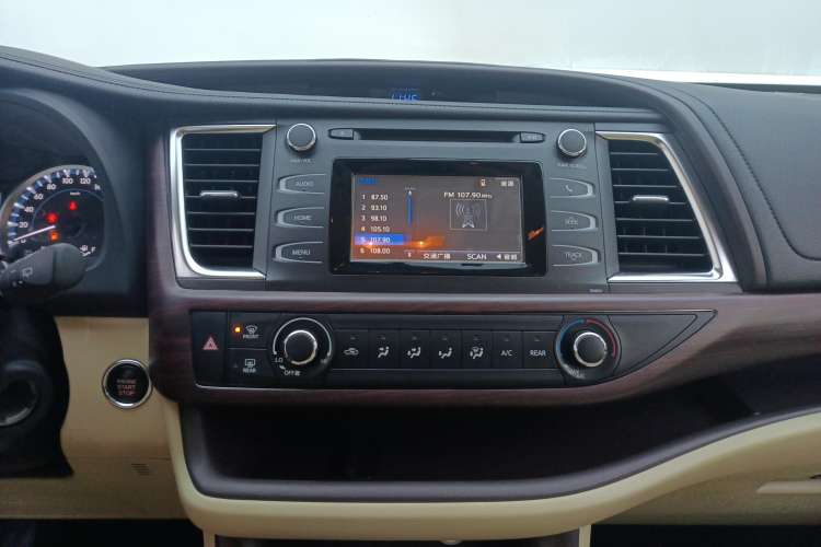 Used Toyota Highlander 2018 2.0T Four-Wheel Drive Elite Edition 7 Seats China V Standard Audio And AC Panel