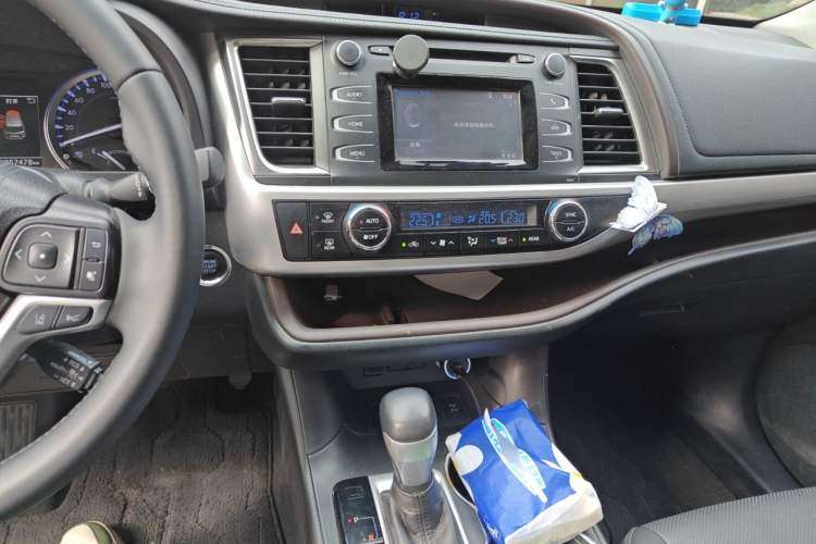 Used Toyota Highlander 2018 2.0T Four-Wheel Drive Luxury Edition 7 Seats China V Emission Standard Audio And AC Panel