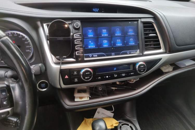 Used Toyota Highlander 2018 2.0T Four-Wheel Drive Luxury Edition 7 Seats China V Emission Standard Audio And AC Panel