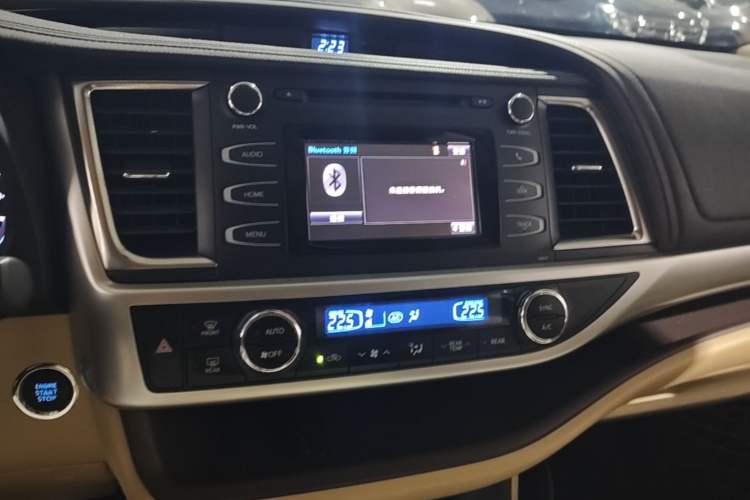 Used Toyota Highlander 2018 2.0T Four-Wheel Drive Luxury Edition 7 Seats China V Emission Standard Audio And AC Panel