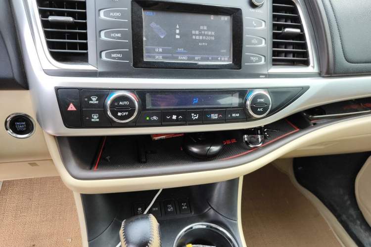 Used Toyota Highlander 2018 2.0T Four-Wheel Drive Luxury Edition 7 Seats China V Emission Standard Audio And AC Panel