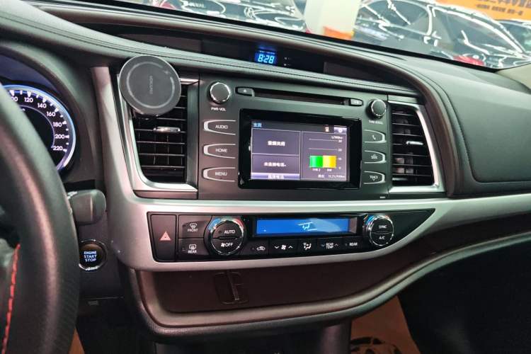 Used Toyota Highlander 2018 2.0T Four-Wheel Drive Luxury Version 7 Seats China VI Standard Audio And AC Panel