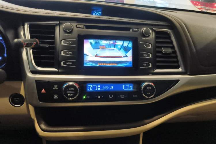 Used Toyota Highlander 2018 2.0T Four-Wheel Drive Knight Edition 7 Seats China VI Standard Audio And AC Panel