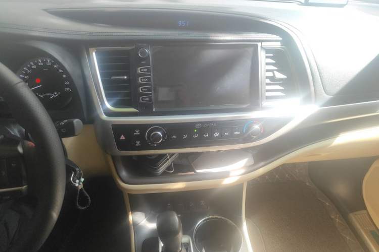 Used Toyota Highlander 2018 2.0T Four-Wheel Drive Elite Edition 7 Seats China V Standard Audio And AC Panel
