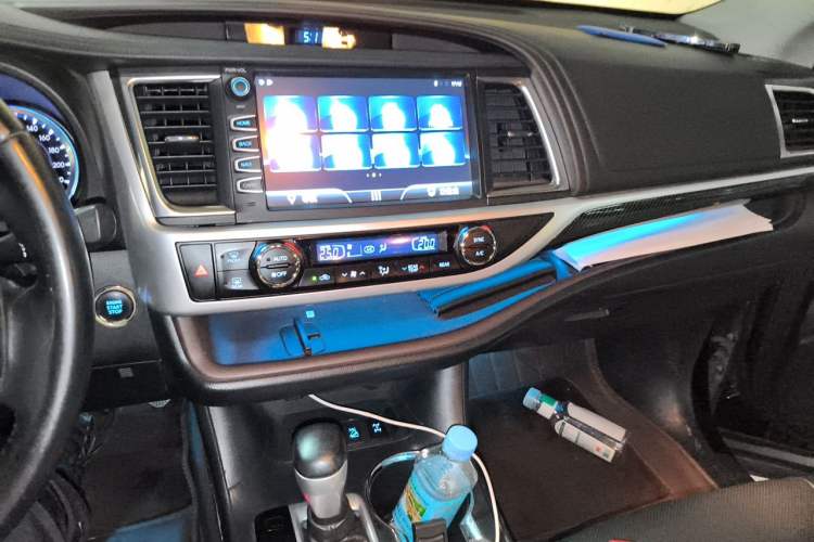 Used Toyota Highlander 2018 2.0T Four-Wheel Drive Luxury Edition 7 Seats China V Emission Standard Audio And AC Panel