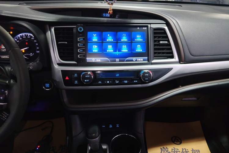 Used Toyota Highlander 2018 2.0T Four-Wheel Drive Luxury Version 7 Seats China VI Standard Audio And AC Panel