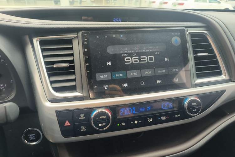 Used Toyota Highlander 2018 2.0T Four-Wheel Drive Luxury Version 7 Seats China VI Standard Audio And AC Panel