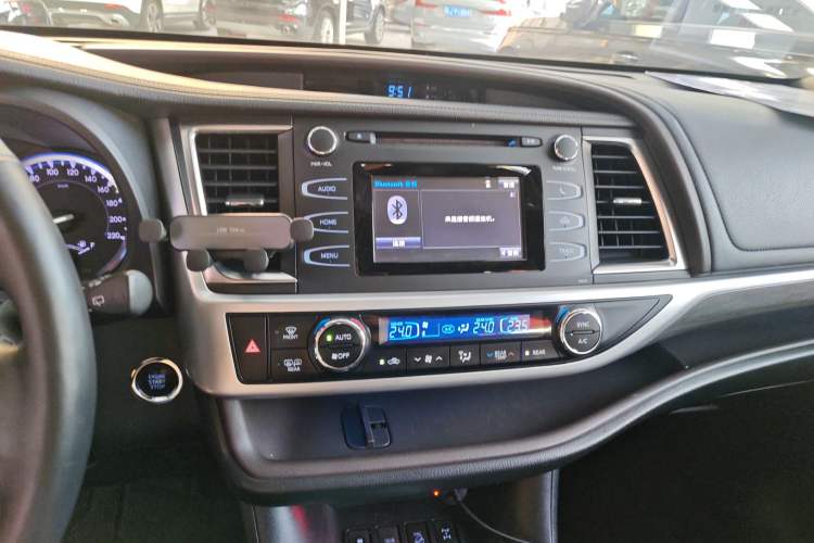 Used Toyota Highlander 2018 2.0T Four-Wheel Drive Luxury Version 7 Seats China VI Standard Audio And AC Panel